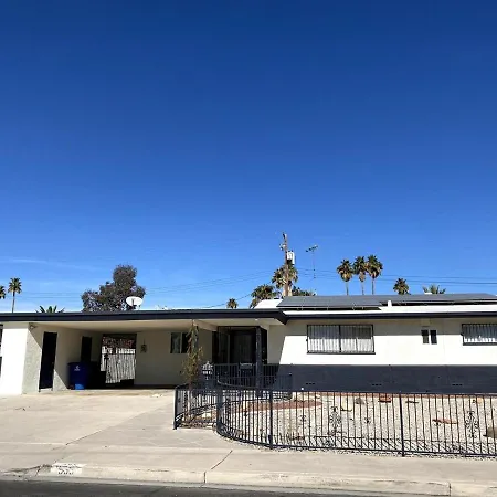 Modern 3 Bedroom Near Strip